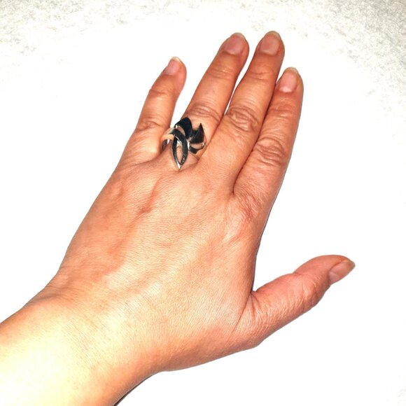 One-of-a-Kind Vintage Canadian Sterling Silver Ribbon Abstract Modernist Ring - Picture 4 of 13